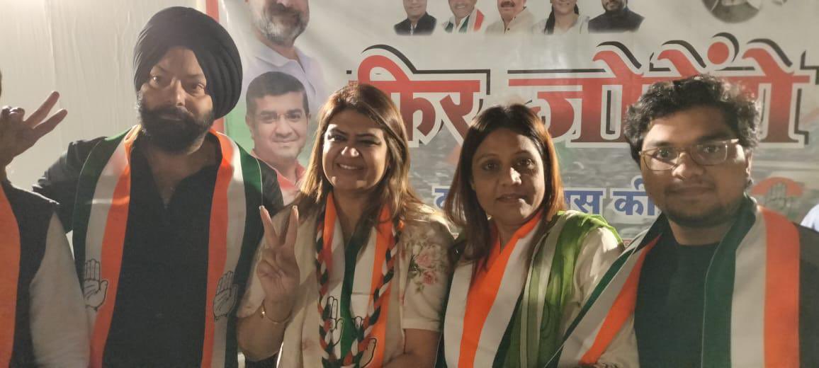 KantaSharmaINC's tweet photo. मैं और मेरी पूरी बदरपुर टीम ग्रेटर कैलाश एमसीडी उपचुनाव की उम्मीदवार बहन शिखा कपूर को विजयी बनाने के लिए पूरी मेहनत से लोगों में कांग्रेस की विचारधारा को जागृत करने का काम कर रहे हैं।
जन-जन तक कांग्रेस की आवाज़ पहुँच रही है! ✊
#Congress #GreaterKailash #MCDBypoll #ShikhaKapoor https://t.co/wop06e2RX1