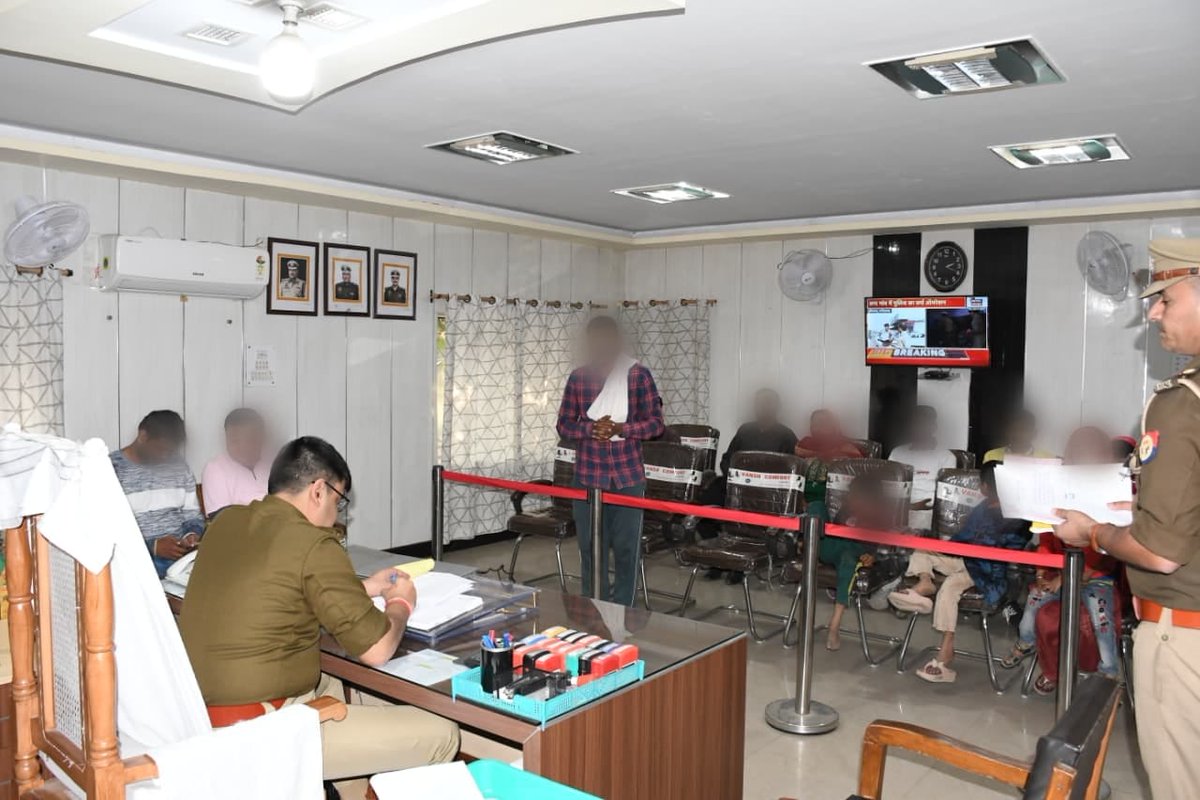 #baghpatpolice
पुलिस अधीक्षक बागपत द्वारा पुलिस कार्यालय में जनसुनवाई के दौरान आमजन की समस्याएं एवं शिकायतें गम्भीरता से सुनी गईं तथा प्रत्येक फरियादी से संवाद करते हुए उनकी समस्याओं के त्वरित एवं निष्पक्ष निस्तारण हेतु संबंधित को आवश्यक दिशा-निर्देश दिये गये।
<a href="/Uppolice/">UP POLICE</a>