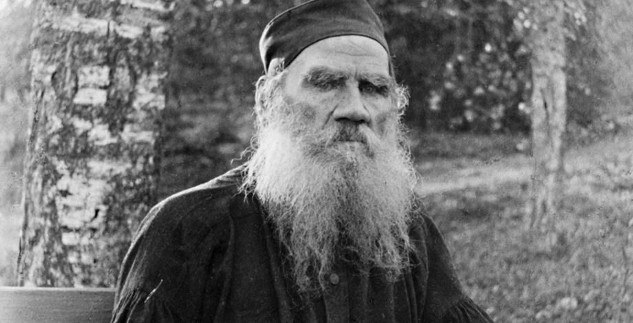 “Guerra y paz” es uno de los grandes títulos de la literatura. 📖 Caracterizada por sus más de mil páginas, la novela de Tolstói es una lectura intimidante para muchos. En el Pura Candela de hoy, analizamos esta obra y la comparamos con algunas de sus adaptaciones