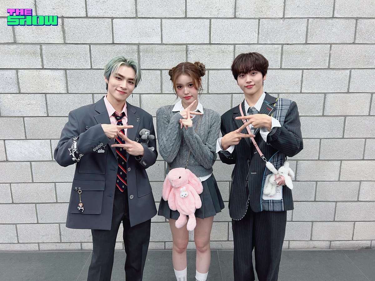theshow_offcl's tweet photo. 여러분은 수미상관 구조를 좋아하시나요?
더쇼는 수미상관 구조를 좋아하는데요

꽃샘추위에 코끝 시렸던 3월에 처음 만난 #엔프즈
초겨울 공기에 코끝 시린 11월에 #더쇼 를 졸업 합니다
똑같은 회색 교복을 입고서요 👨🏻‍🎓👩🏻‍🎓🧑🏻‍🎓

253일 동안 우리들의 한 주를 
다채로운 상상과 러블리한 감성으로 
꽉 채워줬던 MC 엔프즈‼️

더쇼는 영원히 엔프즈만 
샤랑하고💚 쭌랑하고💛 삐랑해🩷
그게 더쇼의 일상이고 더쇼의 인생이고 
더쇼 삶의 전부고 더쇼의 미래야 ஐ °: 。

p.s. 멘션으로 '엔프즈 사랑해' 남기고 가면 
모든 소원 다 이뤄지고 앞으로 행복한 일만 가득할 거예요
엔프즈도 더쇼도 쩐니도 러비티도 나야도🩷💚

#스윗쥔 #몽글쭌 #햇살삐 #샤오쥔 #형준 #정세비 #더쇼 @nctsmtown @wayv_official @izna_offcl @CRAVITYstarship