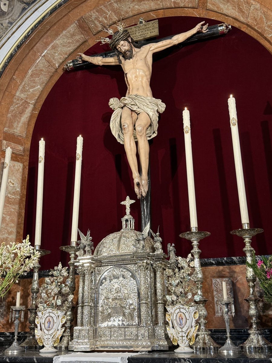 Siempre que vengo a verte, siempre te encuentro solo, ¿será que nadie sabe, Señor, que estás aquí?

¡No sé! Pero sé en cambio, que aunque nadie te amara ni te lo agradeciera, aquí estarás siempre esperandome a mí.

¿Por qué no vendré más?. ¡Qué ciego estoy, que ciego!