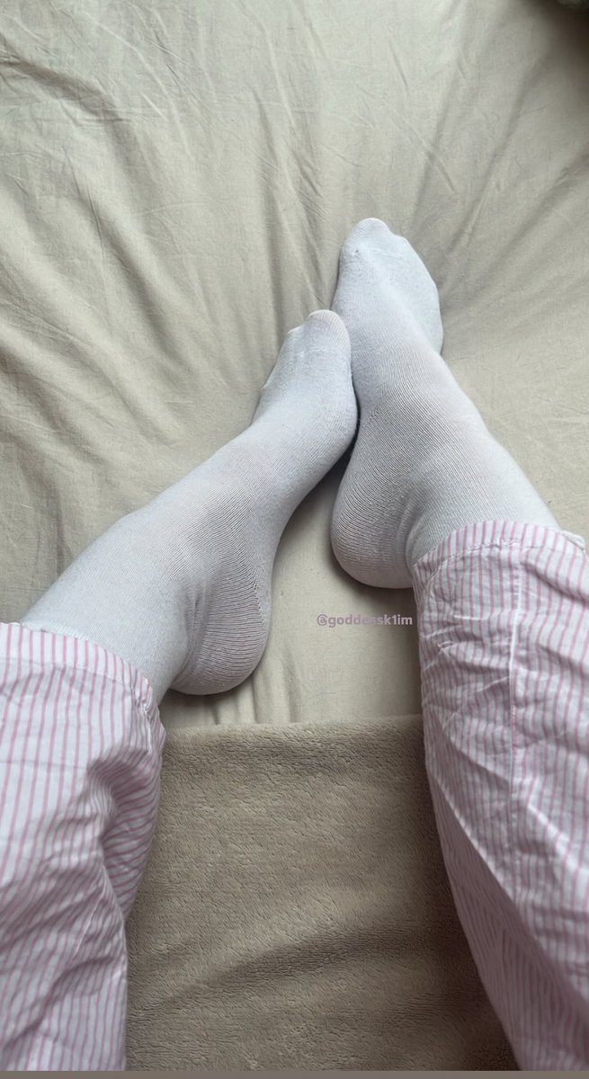 würdest du lieber deine frau küssen oder an meinem socken riechen? 🧦 😂 #findom #feetworshi̇p #feetfetısh