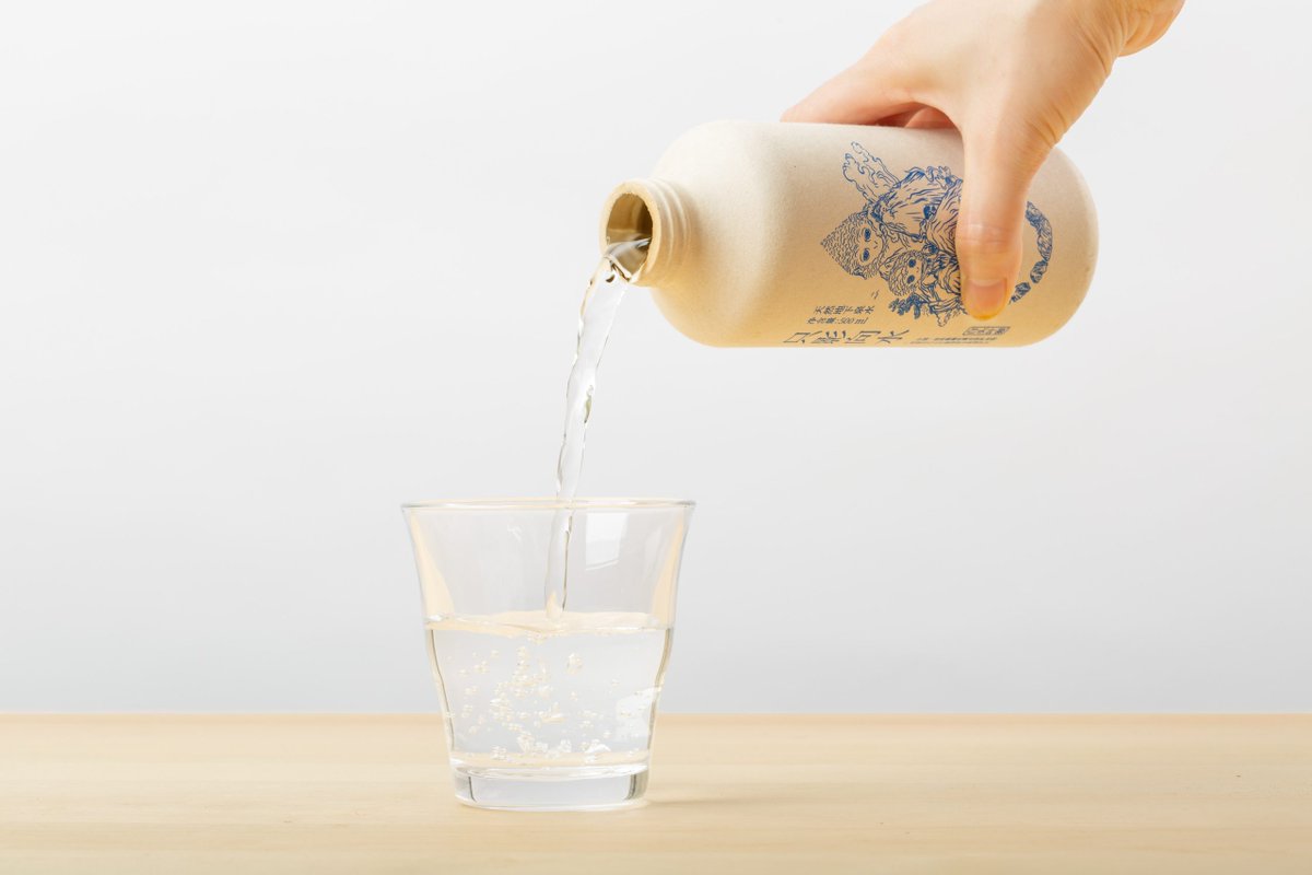 packagings's tweet image. This drinking water bottle is crafted from renewable bamboo and wood fibers with #plantbased inks and biodegradable coatings, the bottle transforms into a reusable dispenser

packagingoftheworld.com/2025/11/zhiyin…

#packagingdesign by GreenValley