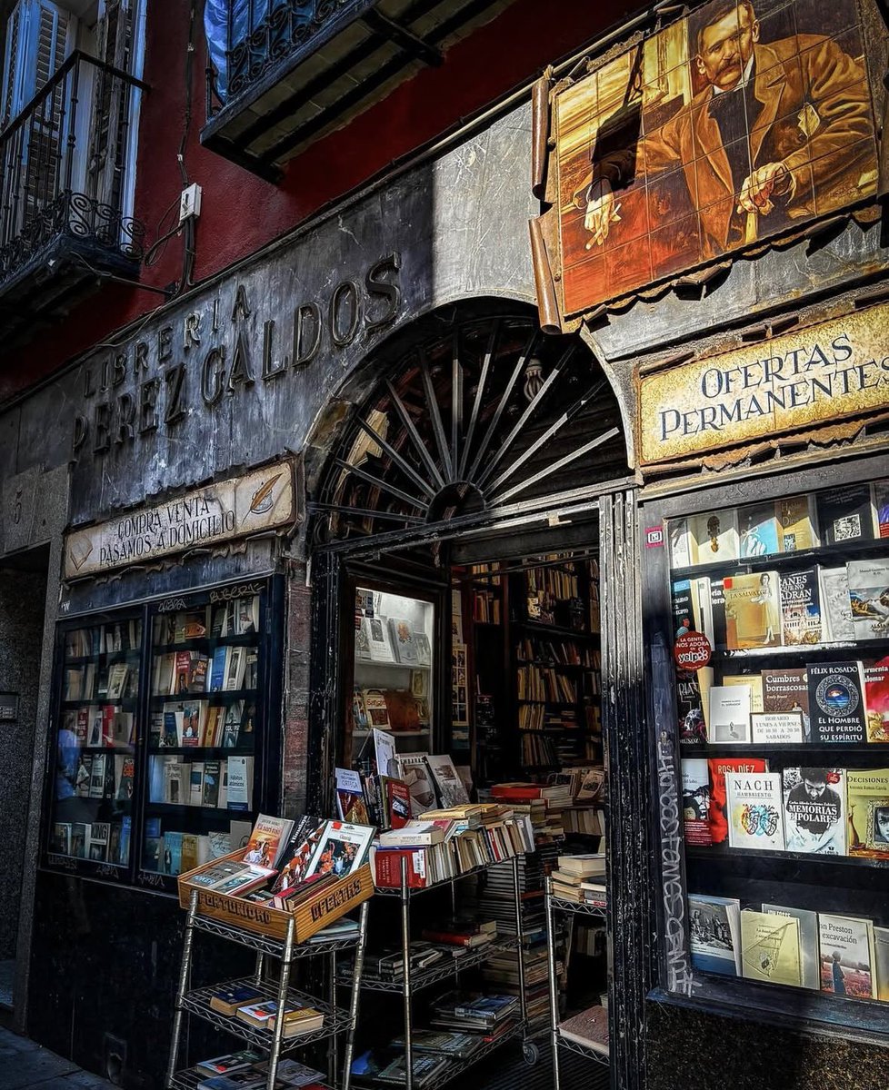 Cada librería de barrio es un refugio de libros y conocimiento.
Hoy, en el Día de las librerías, la mejor manera de celebrarlo es visitarlas y comprar allí.