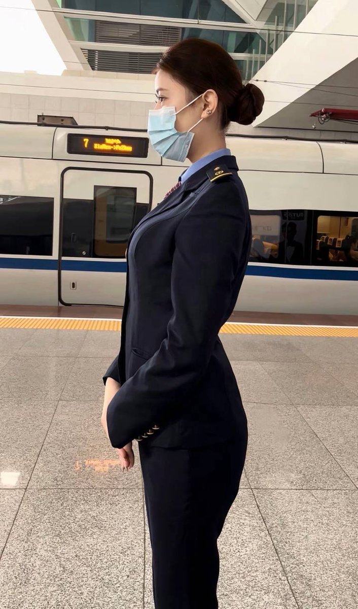 Indah_Stya's tweet photo. 刚送完一列高铁出发，制服下我不止会报站，还藏着让站台都升温的本事～
 
乘客总记得我微笑指引的模样，可谁见过我下班后，把盘发拆开让长发和曼妙的身材缠在一起的样子？这趟心动专列，有人敢来我的车厢，要一张不限目的地的“风情车票”吗～
 
下了班的我，比这趟高铁的加速还要让人上头～ https://t.co/r2PzYI16Sp