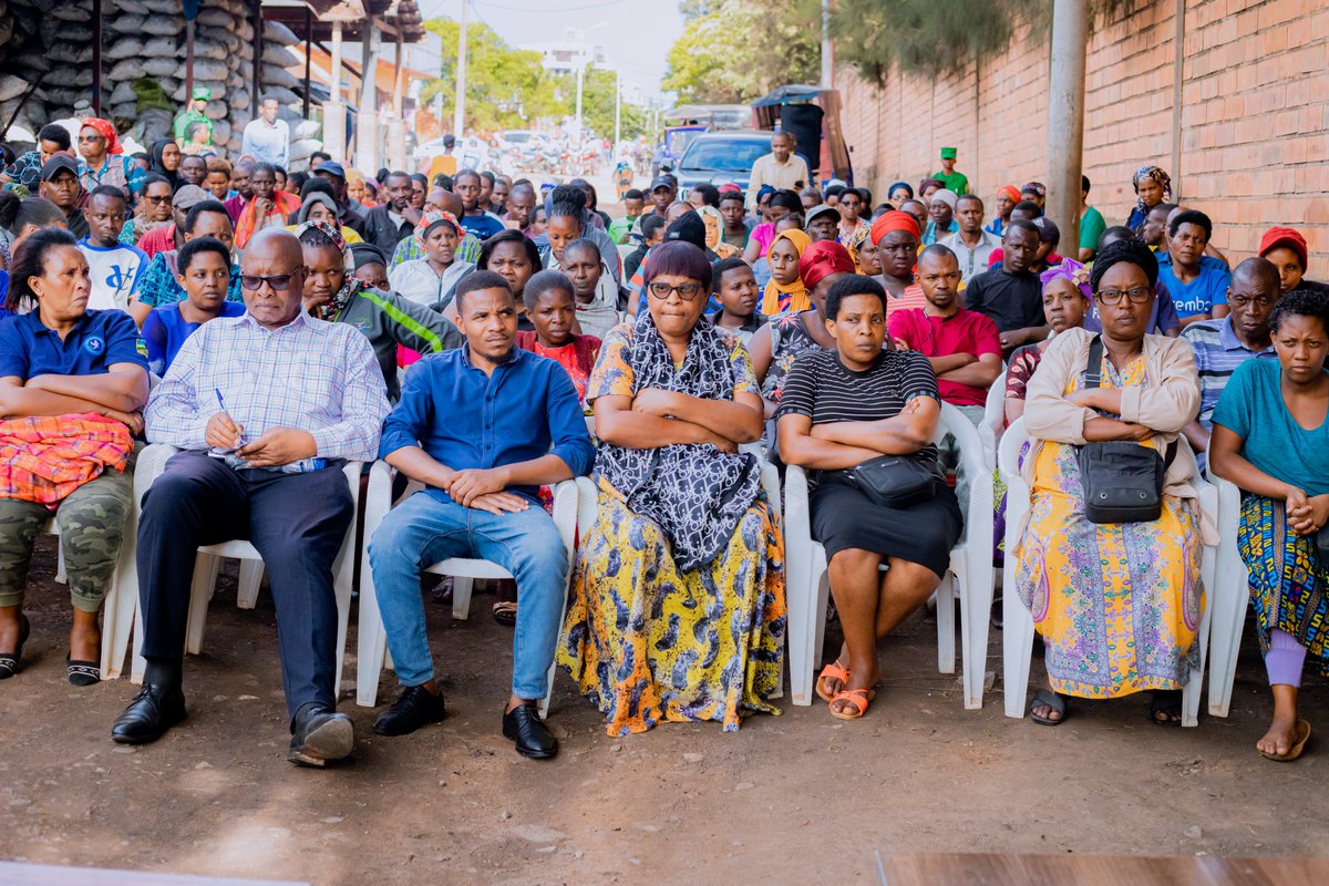 KicukiroDistr's tweet image. Uyu munsi hari Inteko z'abaturage aho tuza kuganira ku ngingo zirimo:
➡Isuku;
➡Kuzirikana ko tariki 27 Ugushyingo 2025 muri “Camp Kigali” hazabera Urubuga ruhuza abashaka akazi n’abagatanga #KigaliJobNet ;
➡Turaganira kandi ku kamaro ko gukemura amakimbirane hatisunzwe Inkiko.