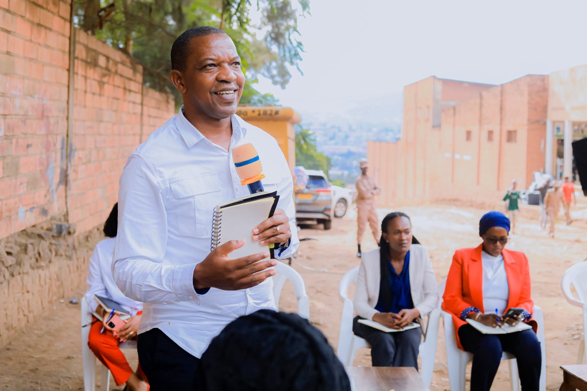 KicukiroDistr's tweet image. Uyu munsi hari Inteko z'abaturage aho tuza kuganira ku ngingo zirimo:
➡Isuku;
➡Kuzirikana ko tariki 27 Ugushyingo 2025 muri “Camp Kigali” hazabera Urubuga ruhuza abashaka akazi n’abagatanga #KigaliJobNet ;
➡Turaganira kandi ku kamaro ko gukemura amakimbirane hatisunzwe Inkiko.