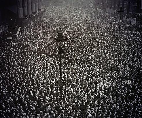 historicfootage's tweet image. The two minute&apos;s silence on Armistice Day, London, 1919. #ArmisticeDay