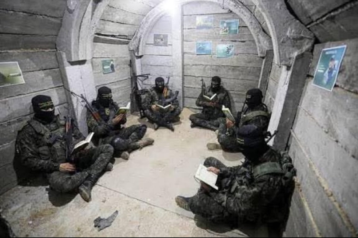 VividProwess's tweet image. The 200 Hamas terrorists who are stuck in an underground tunnel in Rafah in Gaza have two choices in their hands:

Surrender or die.