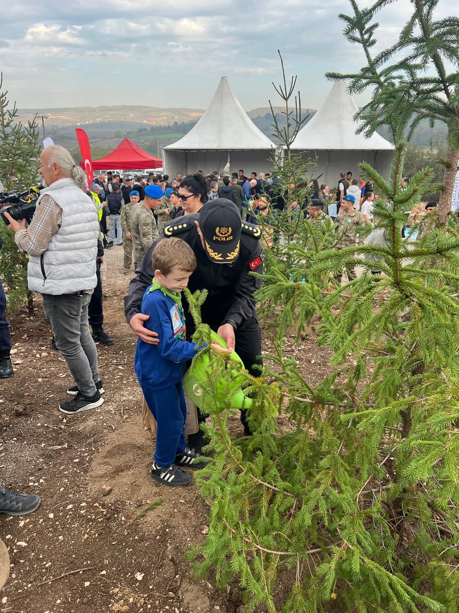 İl Emniyet Müdürümüz Sayın Mehmet Ömür SAKA, 11 Kasım Milli Ağaçlandırma Günü kapsamında düzenlenen fidan dikme etkinliğine katılmıştır.