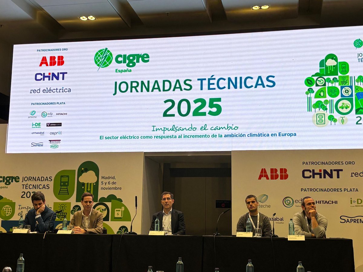 ingelectus's tweet image. Nuestro compañero José Luis Costela presentó en CIGRES Spain los avances del #HPPC desarrollado junto a @ACCIONA: control inteligente para plantas híbridas eólicas y solares.

Innovación para una red más eficiente. ⚡️

#Ingelectus #CIGRE #Renovables  #PowerPlantController