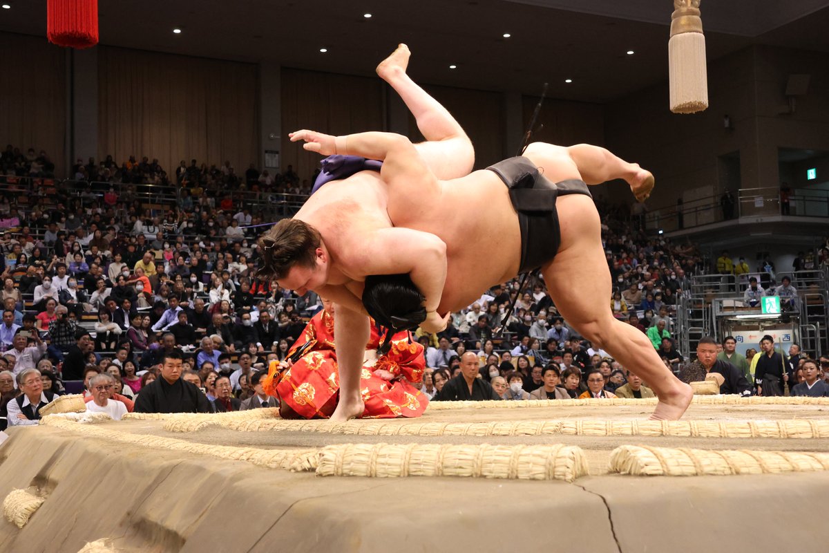 三日目の様子＞ 幕内取組 髙安（2勝1敗） 内無双 琴櫻（1勝2敗） 安青