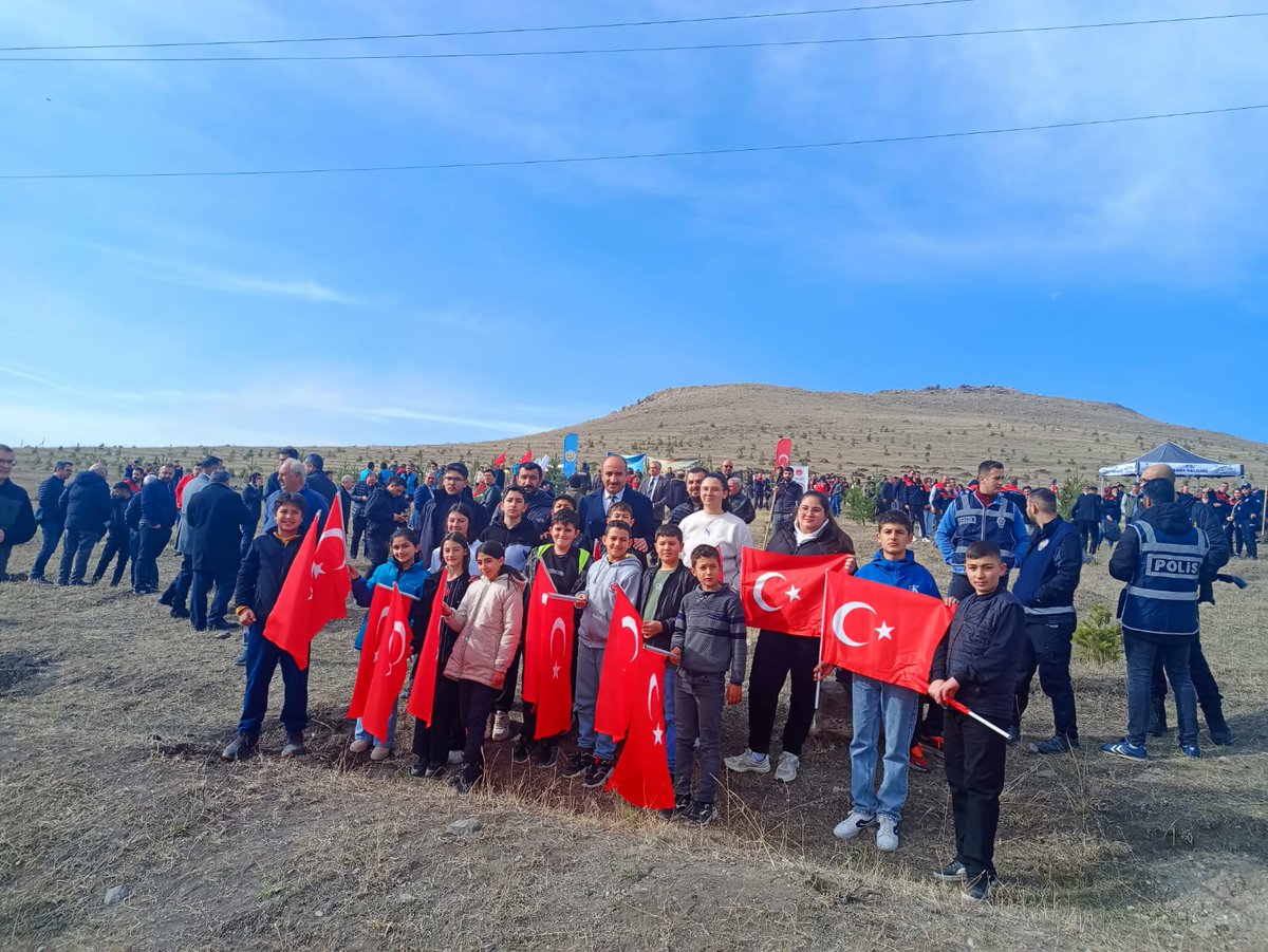 📅 11 Kasım • ⏰ 11:11
Bugün, geleceğe nefes olma günü! 🌱
İl Millî Eğitim Müdürümüz Sn. Nevzat Kaya, Paşaçayır Mahallesi Leylak Tepe Ağaçlandırma Sahası’nda düzenlenen fidan dikim törenine katılım sağladı.
Her fidan, yarınlara bırakılan bir umut
 #11KasımMillîAğaçlandırmaGünü