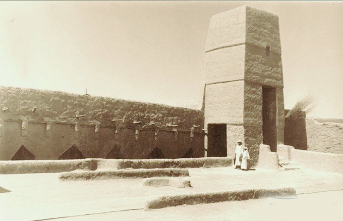 aalawwad's tweet image. أحسنتم بإيراد هذه الصورة الجميلة النادرة، ويلاحظ أن المنارة وإن كانت مضلعة، إلا أنها مخروطية الشكل، أي أن أسفلها أوسع من أعلاها، ويظهر والله أعلم، أن ارتفاع المنارة الشاهق أوجب أن تكون قاعدتها أوسع من رأسها كي لا تنهار، بينما في العارض؛ حيث لا ترتفع المنارات شاهقا في الغالب، أمكن…