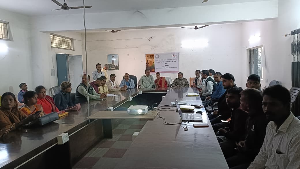 BDO_Balumath's tweet photo. झारखंड की रजत जयंती समारोह के उपलक्ष्य में प्रखंड बालूमाथ के सभागार में माननीय अतिथियों के द्वारा दीप प्रज्वलित कर प्रखंड स्तरीय कार्यक्रम का शुभारंभ किया गया।
@JharkhandCMO @DipikaPS @RDDJharkhand @MoRD_GoI @Comm_MGNREGA_JH 
#MGNREGA #25thJharkhandSthapnaDiwas https://t.co/bgov1XAZYY