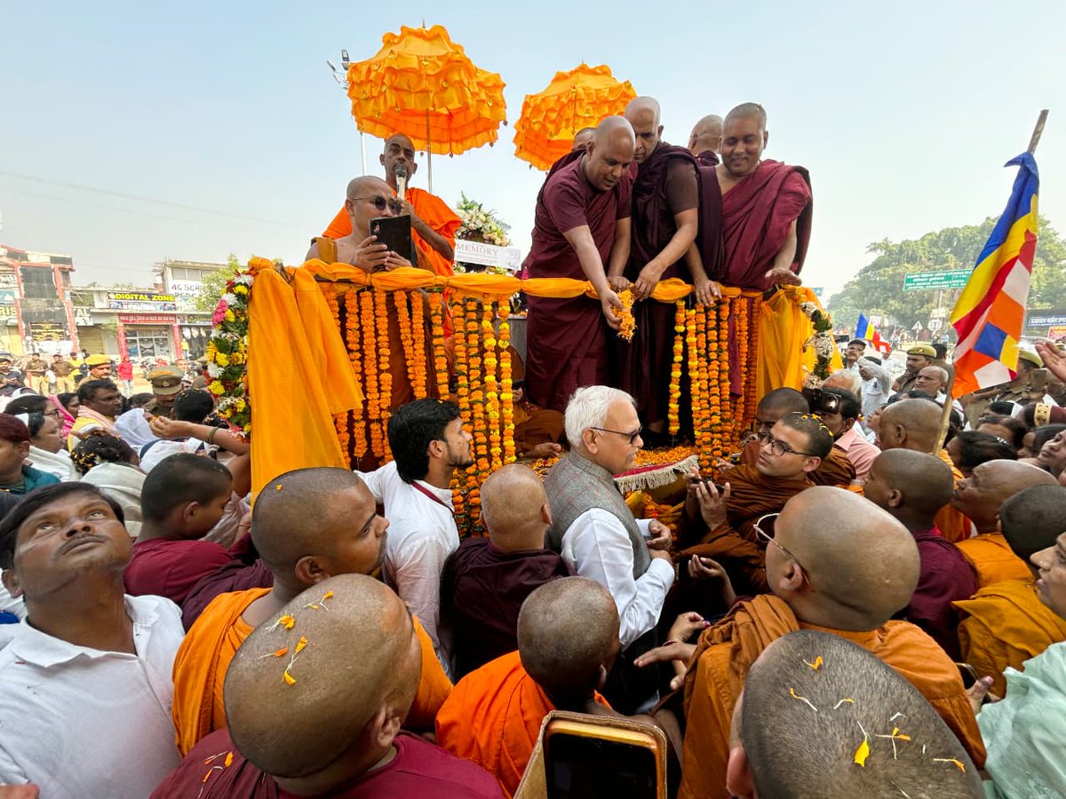 BabuSinghKush5's tweet photo. कुशीनगर में बौद्ध धर्मगुरु परम पूज्य भदंत ज्ञानेश्वर जी के दर्शन किए तथा उनकी अंतिम यात्रा में शामिल हुआ। साथ में जन अधिकार पार्टी की राष्ट्रीय अध्यक्ष श्रीमती शिवकन्या कुशवाहा जी भी उपस्थित रहीं। https://t.co/ltcMkw8IWP