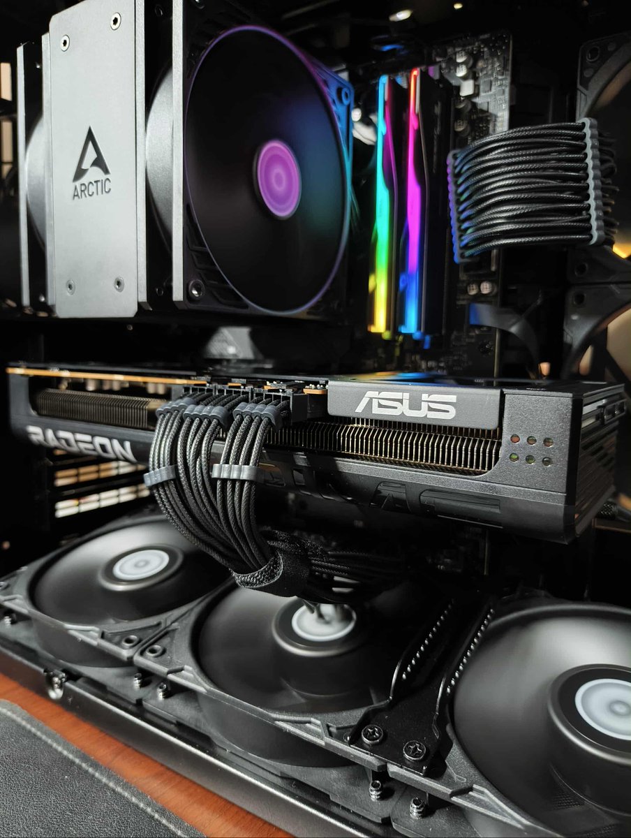 artofersuke's tweet photo. Just upgraded to the 9070 XT and damn, this thing rips. Every game I’ve thrown at it so far runs buttery smooth, and temps stay surprisingly chill even under load. Easily one of the best upgrades I’ve made in years. #amd #radeon #9070xt https://t.co/Tg4DbKdS6d