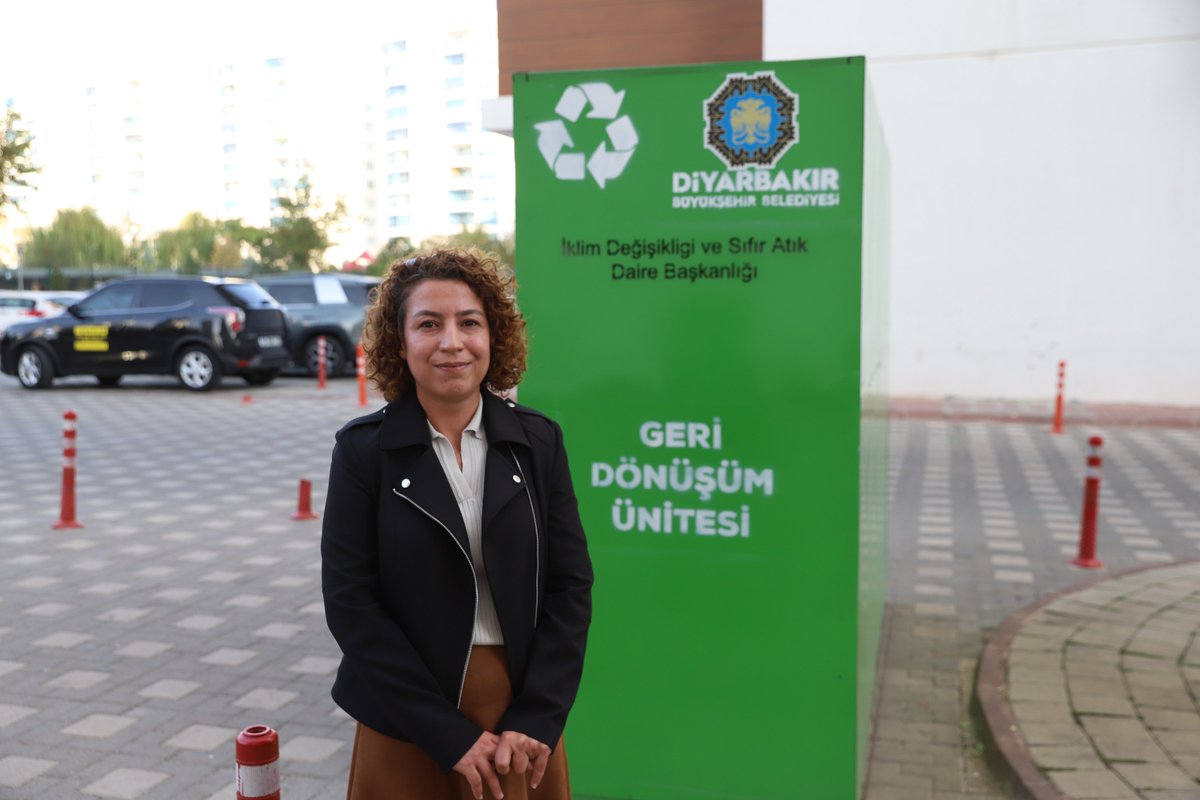 ♻️ Sitelerde Ayrıştırılan Atıklar Geri Dönüşüme Entegre Ediliyor 🚮

📌 Büyükşehir Belediyemiz, Kayapınar Belediyesi iş birliğiyle yürüttüğü proje kapsamında, Kayapınar'daki 15 pilot siteye geri dönüşüm üniteleri yerleştirerek atıkların kaynağında ayrıştırılmasını başlattı.