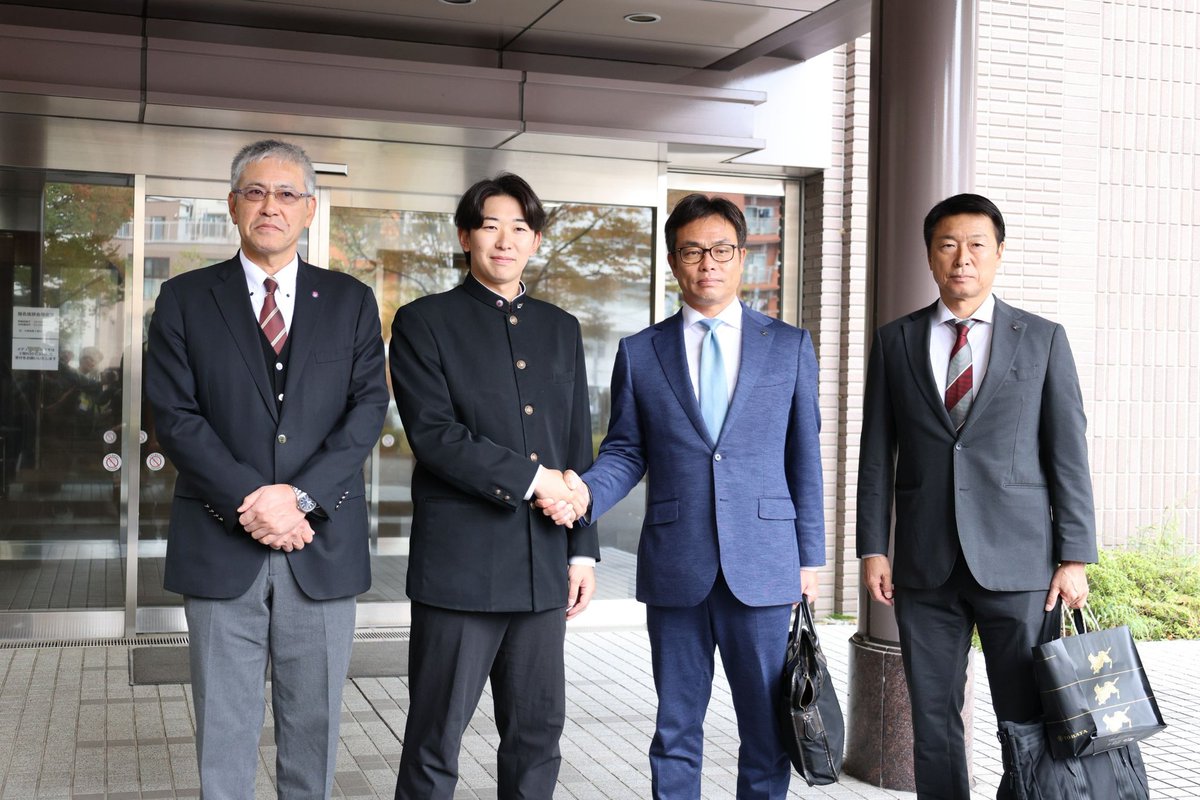 wasedabbc1901's tweet photo. 【伊藤樹　球団指名挨拶】

本日、プロ野球ドラフト会議にて東北楽天ゴールデンイーグルスより2位指名を受けました #伊藤樹 (4年・投・スポ・ #仙台育英) の球団指名挨拶が行われました。

プロの道へ進む伊藤へ、今後も温かいご声援をよろしくお願いいたします！

#早稲田大学野球部 #wasedabbc #東京六大学野球 #tokyobig6 #六大学野球100周年 #rakuteneagles