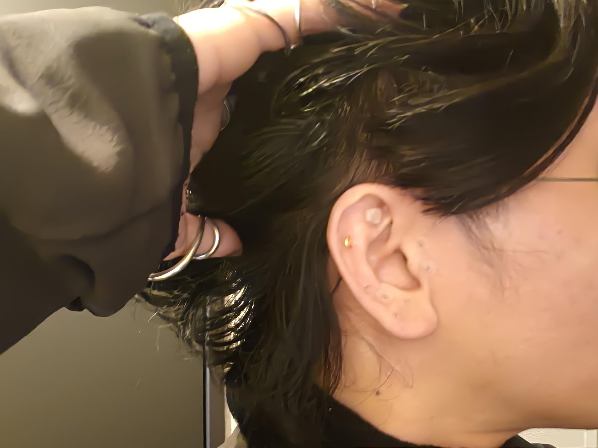 ゴールデン街5番街西瓜糖、本日お店番です🍉伊勢丹帰り、酉の市帰り（もしくは前）などに1杯いかがでしょうか🍻（ソフドリもあるよ）お食事は持ち込み可能なので、お好きなごはんを携えてぜひお運びください◎綺麗な爪と耳でお待ちしてます！