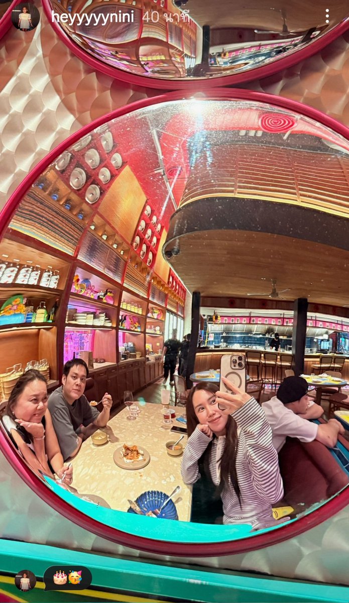 หลังงานวิ่งไปตามรอยผลิตที่ร้านSomsak ขอพนักงานนั่งโต๊ะที่ติดกระจก น้องบอกโต๊ะนี้เลยค่ะเซเลปมาบ่อย เลยถามว่าใครเหรอ น้องบอกล่าสุดก็พี่เป๊กค่ะ เลยบอกว่าก็มาตามพี่เป๊กนี่แหละ อาหารอีสานรสแซ่บเข้มข้น อยู่ตึกเอกมัยcorner ชั้น G ติดbtsเอกมัย จอดรถฟรีใต้ตึก #เป๊กผลิตโชค #PeckPaLitChoke