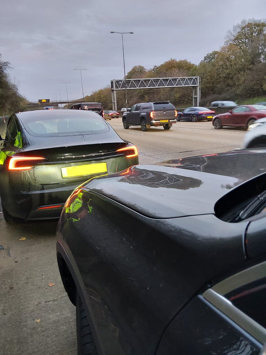 SurreyRS's tweet image. 🚨 The driver of this Tesla thought it was a good idea to scroll through YouTube while driving on the M25 — with his 18-month-old child in the car.

A TOR was issued for using a mobile device while driving. No video is worth risking a life. #Fatal5 #VanguardRST…