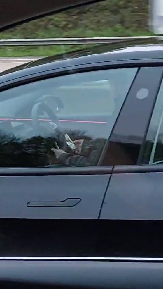 SurreyRS's tweet image. 🚨 The driver of this Tesla thought it was a good idea to scroll through YouTube while driving on the M25 — with his 18-month-old child in the car.

A TOR was issued for using a mobile device while driving. No video is worth risking a life. #Fatal5 #VanguardRST…