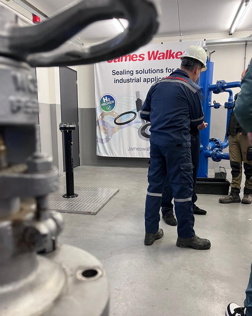 In samenwerking met James Walker trainen wij monteurs tot vakbekwame flensmonteurs specialisten, die een cruciale rol spelen in de veiligheid en continuïteit van de petrochemische industrie. Deze samenwerking bewijst: veiligheid is teamwork, op de werkvloer én in de opleiding.