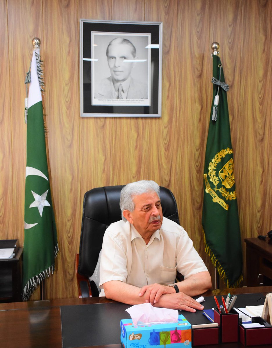 عرفان صدیقی نے سیاست، صحافت اور ادب میں اعلیٰ روایات قائم کیں - وہ ایک باکردار، علم دوست اور معتدل شخصیت تھے - اللہ تعالیٰ مرحوم کو جنت الفردوس میں اعلیٰ مقام عطا فرمائے - لواحقین کے ساتھ دلی ہمدردی اور صبر کی دعا ہے — رانا تنویر حسین