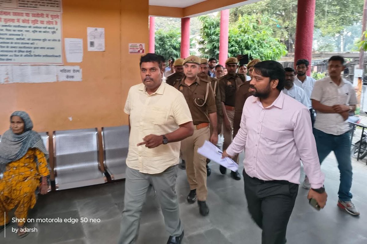 RccShashank1's tweet image. जिलाधिकारी ऐसे होते हैं।

जो सरकारी कर्मचारी हफ्ते में दो दिन ऑफिस जाते थे, DM राजा गणपति आर के कार्यकाल में उनकी आंख ऑफिस में खुलती है। क्योंकि 

सीतापुर जिलाधिकारी महोदय औचक निरीक्षण कर रहे हैं, आज सामुदायिक स्वास्थ्य केंद्र महमूदाबाद का औचक निरीक्षण कर स्वास्थ्य व्यवस्थाओं की…