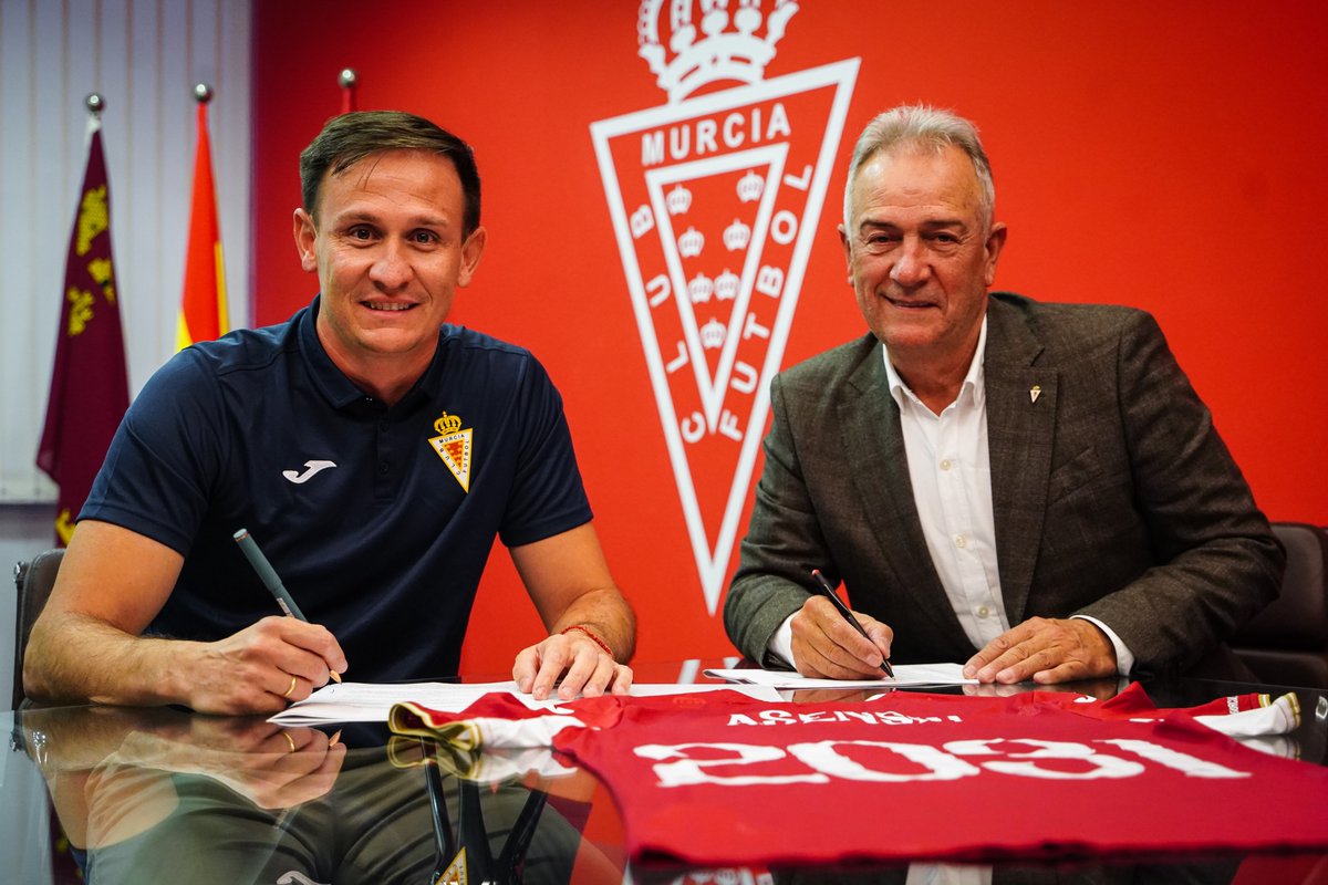 🤝 𝐏𝐄𝐃𝐑𝐎 𝐀𝐒𝐄𝐍𝐒𝐈𝐎 𝟐𝟎𝟑𝟏
El técnico murciano amplía su contrato como director de cantera del Real Murcia hasta 2031.

📈 Su trabajo ha consolidado una estructura formativa ejemplar, con un Imperial dominador, dos equipos en División de Honor y una cantera cada vez
