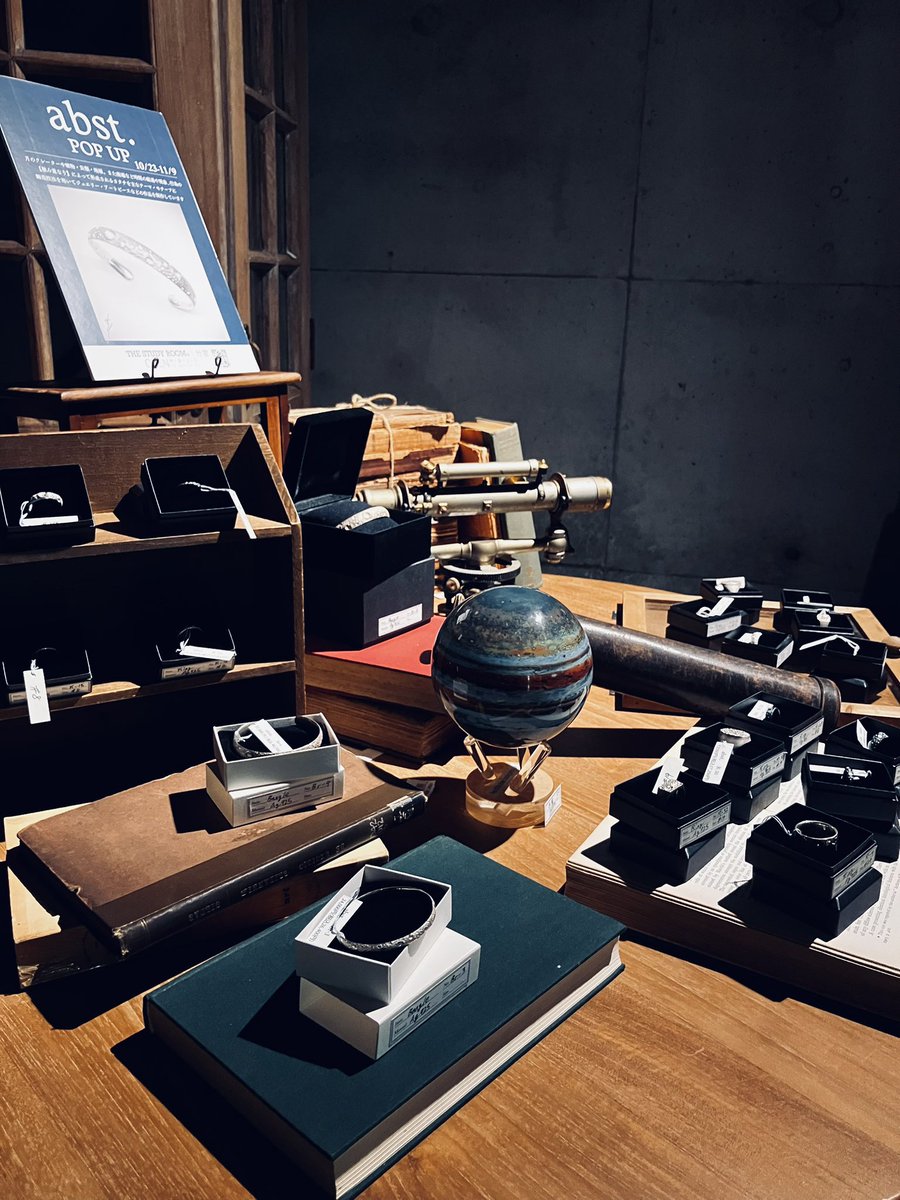 さらにabst.のPOP UPを開催していただきました、神田のTHE STUDY ROOM 分室様(マーチエキュート神田万世橋 1階 S2区画)では黒水牛角や鹿角の根元なども販売されていました…！

赤煉瓦とコンクリートに木素材で構成された落ち着いた雰囲気の空間で、こちらも可能ならもっと長く滞在したかったです…！