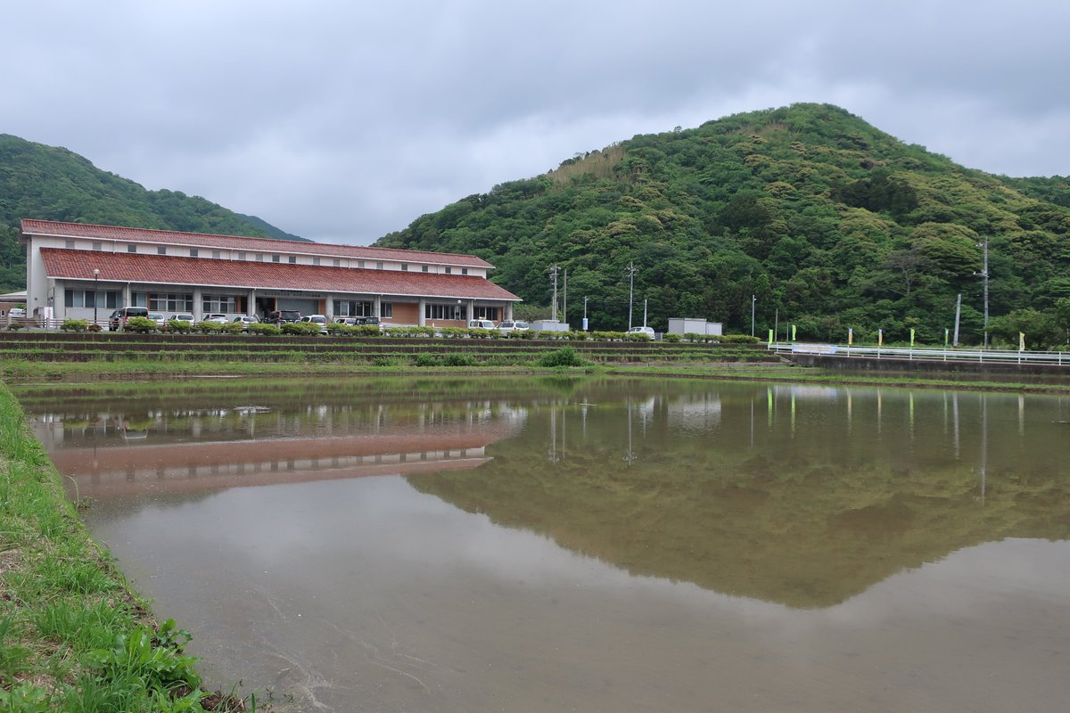 librarywalkerjp's tweet photo. 連載第243回目（先週火曜2025.11.4.掲載）でご紹介したのは、今シーズンの朝ドラ「ばけばけ」の舞台になっている島根県松江市の島根図書館です。日本海側にある島根という地区に建つ「季節限定」水鏡図書館です。石州瓦の屋根もいいね～。 #図書館 #旅行 #ばけばけ #島根県 #松江市 https://t.co/6zQossnP23