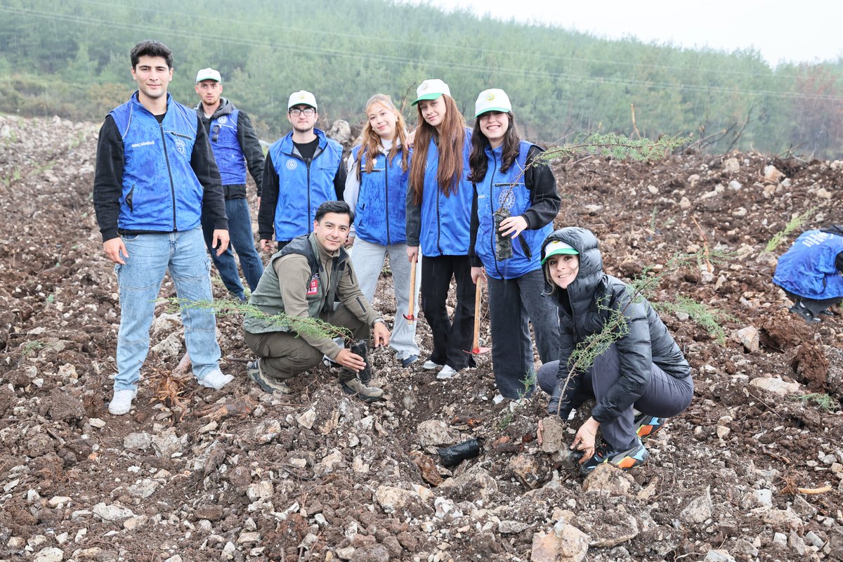 🌱Bu topraklara sevdalı olmak; sadece üzerinde yaşamak değil, geleceğe nefes olacak her değeri yeşertmektir.🌳

11 Kasım #MilliAğaçlandırmaGünü’nde İl Müdürümüz Yunus Öztürk, öğrencilerimiz, gönüllü gençlerimiz ve personelimizle birlikte Yukarı Kayapınar Mahallesi’nde fidanları