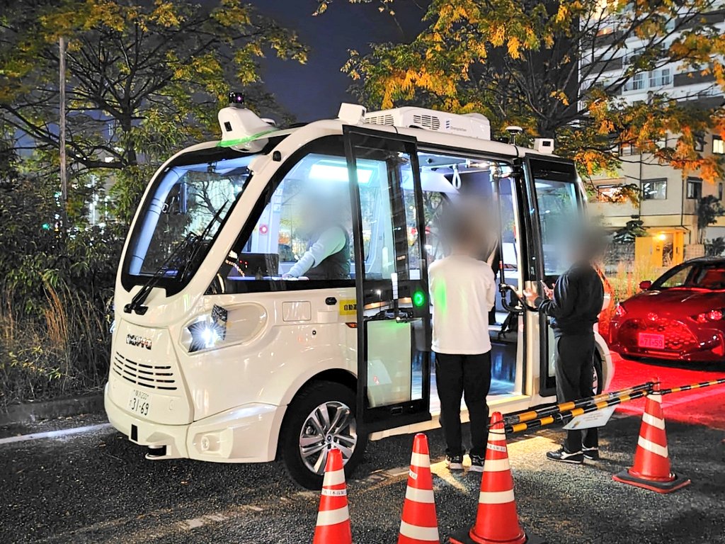 _Shosan_'s tweet photo. 高知市で自動運転EVバスの実証実験が始まります。 高知駅に車両を見に行ってきました。レベル4の自動運転で、高知駅～イオンモール高知・高知赤十字病院のルートで実験されます。警察署や病院が近くにあり、緊急車両が多い地域での実証実験だそうです。一般に乗車できるそうなので乗ってみたい。 https://t.co/R3LsDSMX3Z