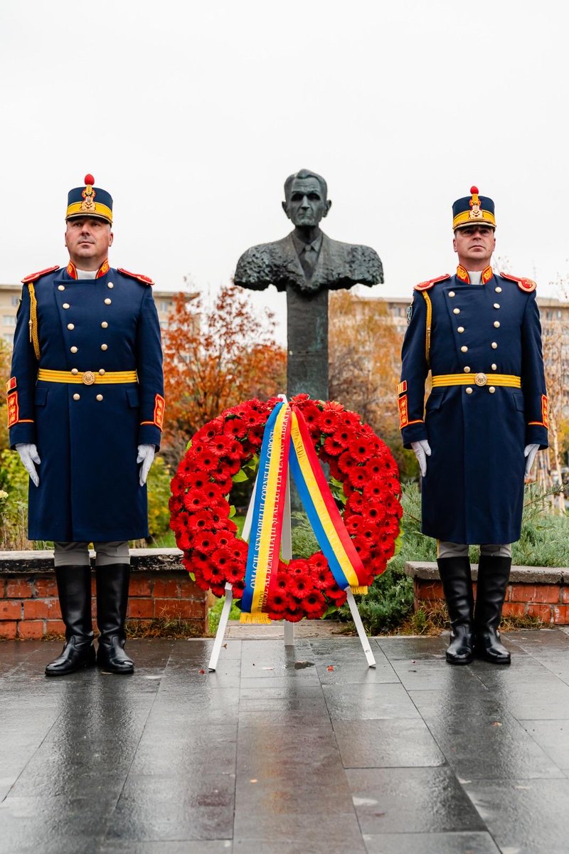 NicusorDanRO's tweet photo. În urmă cu trei decenii, trecea la cele veșnice marele om politic Corneliu Coposu. În semn de omagiu, am depus astăzi o coroană de flori la Monumentul care păstrează vie amintirea Seniorului.

Corneliu Coposu a fost un apărător neclintit  al democrației și a luptat pentru libertate și dreptate, într-o perioadă sumbră a istoriei noastre, când cei care rosteau adevărul erau pedepsiți, încarcerați, torturați și condamnați la moarte.

În cei 17 ani petrecuți în temnițele comuniste, Seniorul și-a păstrat valorile și a rămas fidel idealurilor de integritate, verticalitate și moralitate politică.
Prin exemplul personal, Corneliu Coposu a demonstrat că demnitatea și credința în democrație pot supraviețui chiar și celor mai întunecate regimuri. 

După căderea comunismului, a reintrat în viața publică, devenind simbolul unei alternative autentic democratice și al unui mod etic de a face politică, cu profund respect față de oameni.

Corneliu Coposu rămâne una dintre cele mai luminoase și puternice figuri ale istoriei noastre recente, un exemplu de curaj, decență și loialitate față de România. 

Moștenirea Seniorului este, astăzi, mai actuală decât oricând. Principiile nu sunt negociabile, iar libertatea și democrația nu pot fi considerate drept câștigate pentru totdeauna. Avem datoria să le apărăm în fiecare zi, cu hotărâre și responsabilitate.