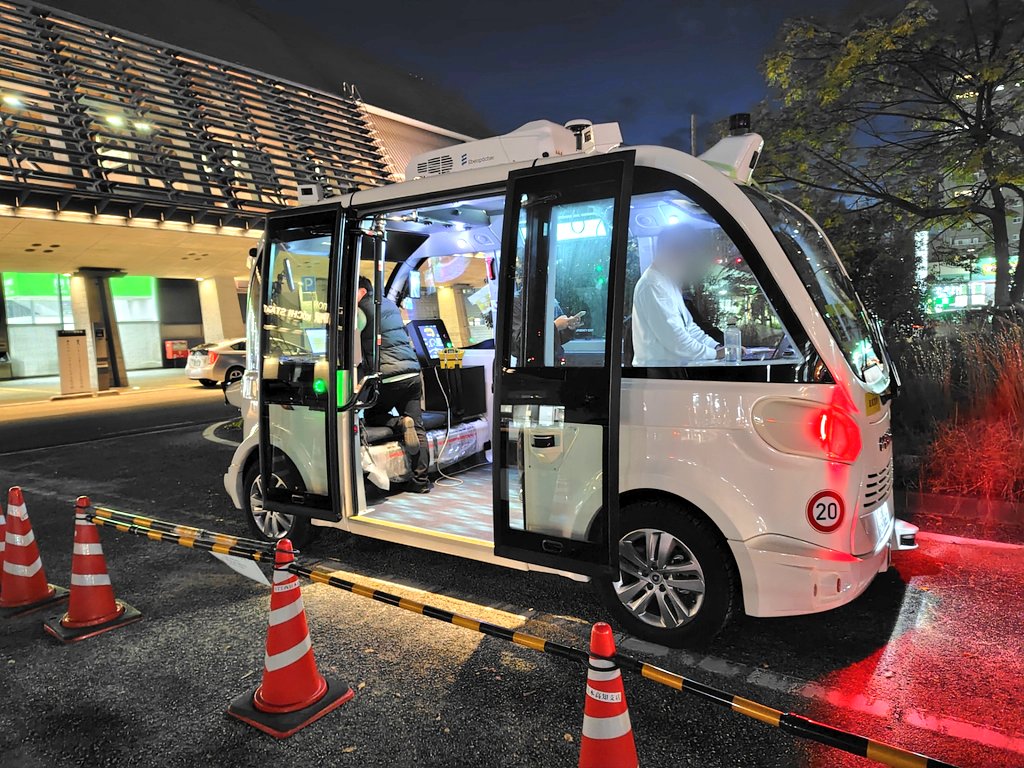 _Shosan_'s tweet photo. 高知市で自動運転EVバスの実証実験が始まります。 高知駅に車両を見に行ってきました。レベル4の自動運転で、高知駅～イオンモール高知・高知赤十字病院のルートで実験されます。警察署や病院が近くにあり、緊急車両が多い地域での実証実験だそうです。一般に乗車できるそうなので乗ってみたい。 https://t.co/R3LsDSMX3Z