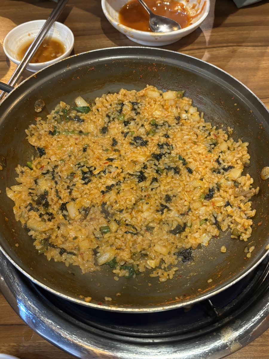 오랜만에 망원 씨스터칼국수 🍲

비건도 버섯매운칼국수 먹을 수 있어...
추운 날씨에 뜨끈한 칼국수 한사바리..~
유부주머니 추가해서 푸욱 익혀먹으면 극락...
야무지게 볶음밥까지 먹어줬어요 !!!!!
자매가 운영하시는 것 같은데(씨스터) 엄청 친절하셔요
#나의비거니즘일기