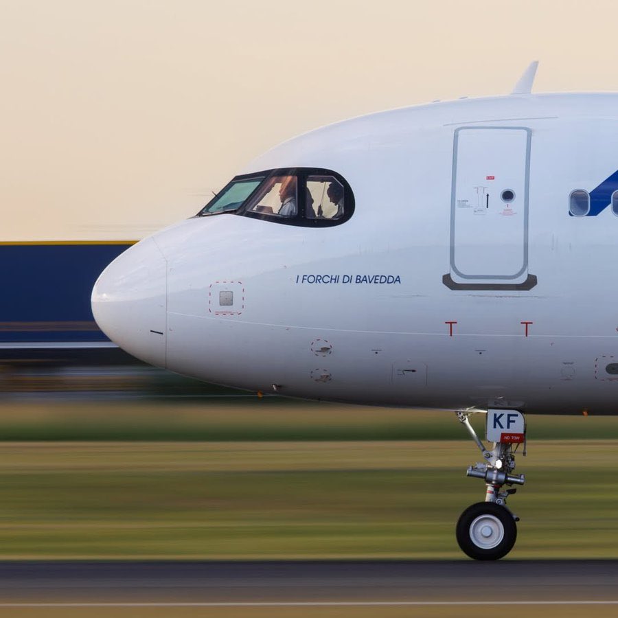 🚨Air Corsica s’apprêterait à recevoir un nouvel appareil ✈️

Poursuivant son expansion, <a href="/aircorsica/">Air Corsica</a> devrait prochainement intégrer un nouvel avion à sa flotte.

Selon les données publiées par la DGAC, l’appareil porterait l’immatriculation F-HXKT.
Il s’agirait d’un Airbus A320,