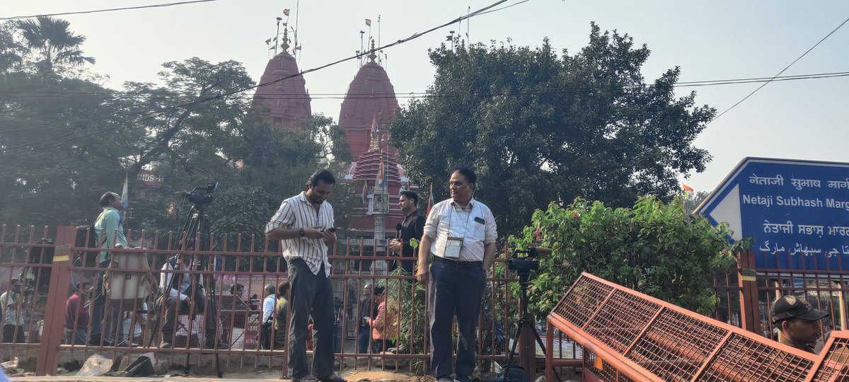 sidhant's tweet photo. In pictures,

The location of the Delhi blasts. Site has been covered with white sheets. The key road now stands blocked as investigation continues. 

@WIONews https://t.co/qy1dWm14Yv