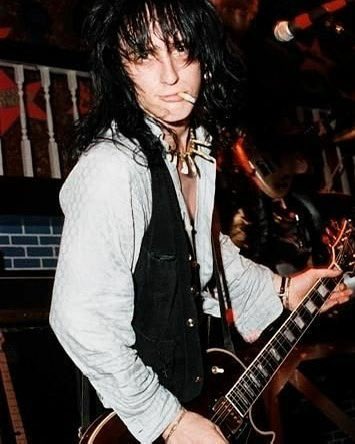ryopapa0227's tweet photo. あれ?そー言えば、「Use Your Illusion」の時はまだイジーいたんだっけ?
#UseYourIllusion
#IzzyStradlin https://t.co/hfwOJTbjFM