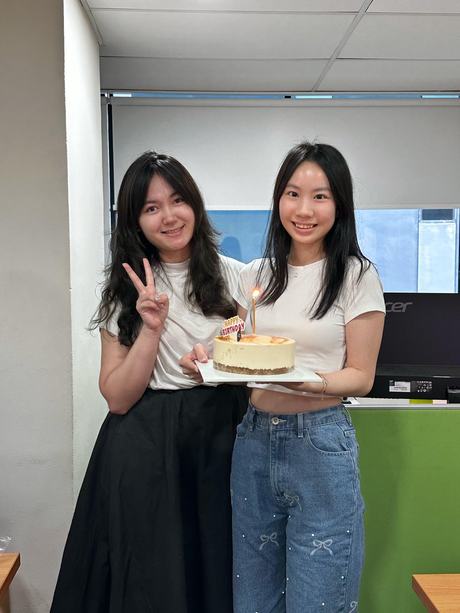 Declarators_'s tweet image. Happy Birthday to Joanne from our E-Commerce Team! 🎂✨

Thank you so much for working on your birthday!

#Declarators #Logistics #DeclaratorsCulture #BirthdayCelebration