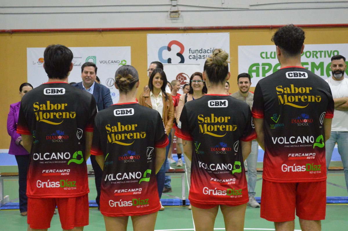 Y espectacular la camiseta de calentamiento que lucirán esta campaña todos los equipos que componen la estructura CBM, con empresas que han decidido apostar por nuestro proyecto y poner su granito de arena. La exhiben José Luis Castilla, Elsa Lucena, Lucía Lucena y Mario Gallardo