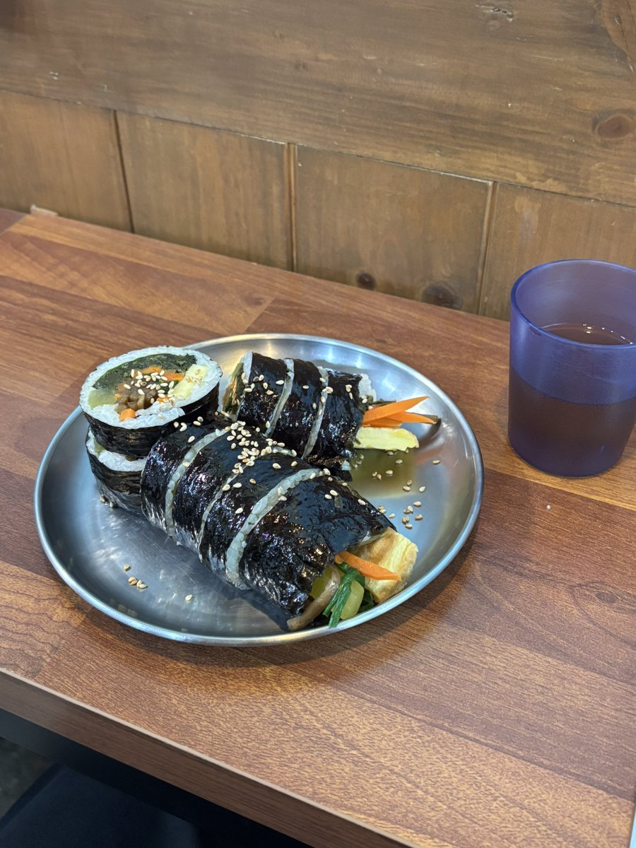 비건은 아니지만 비건으로 먹기 쉬운 김밥집 공유 ....

상수 >>연우김밥<<입니따
꽃나물김밥 5천원, 계란만 빼면 비건이에요
유부김밥도 5천원인데 계란만 빼면 비건입니다 ~~~~
빼달라고 요청하면 잘 들어주심!!!
재료가 신선하고 알차요🧡🍙 (애플은 김밥 이모지 내놔라)