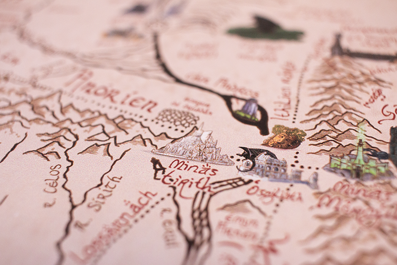 davidvipart's tweet photo. Un trabajo irrepetible al que dediqué 1 año de mi vida 🗓️
🏔️ Cientos de montañas, miles de árboles, ríos y mares  
🏰 50 localizaciones del mundo de Tolkien dibujadas en miniatura
🪶 200 nombres caligrafiados por Bilbo, Frodo, Sam, Gandalf y Aragorn, con su caligrafía propia
Pasarán los años y proyectos, y lo seguiré considerando el más importante de mis trabajos 🥲
📩 davidvipart@gmail.com para los que en las próximas navidades queráis regalar este pedazo de mi historia a vuestro tolkiendili más querido