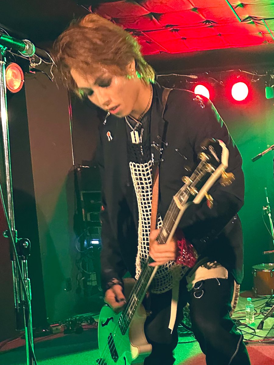 11月11日ベースの日！
ベースと云えばこの御方！
SS(Second Shout) REN ！！！
いっぱいライブ見てるけど、あぁ、かっこいいなぁなんていつもドキっとさせられちゃう。
ステージ降りても いつもかっこよくロックスターな人。アーティストだなと思う。
#ベースの日
#SecondShout