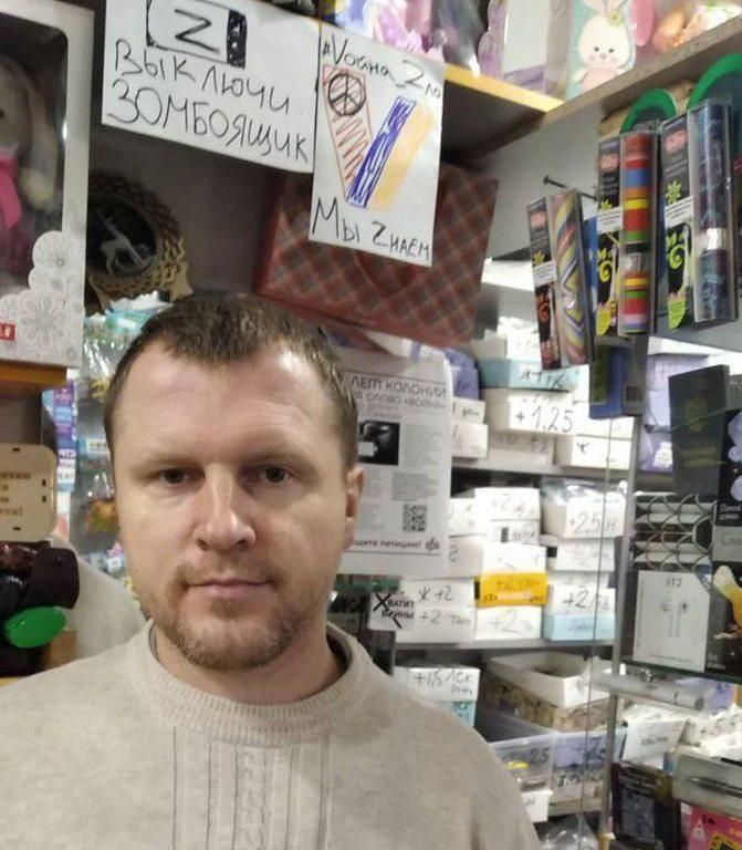 Sota_Vision's tweet photo. Суд заменил условный срок на реальный владельцу книжного магазина, обвиняемого по статье о военных «фейках» за посты во «ВКонтакте»

Костромской областной суд изменил приговор владельцу магазина «КнижОчки» в Солигаличе Яну Куликову, заменив условный срок на 5 лет колонии общего режима, передает наш корреспондент в суде.
 
Сам Куликов на заседание не явился, поскольку ухаживает за больной матерью. Суд постановил взять его под стражу при задержании.

В декабре 2023 Куликова приговорили к полугоду исправительных работ. Поводом стали два поста во «ВКонтакте» об обстреле российской армией городов Украины. Суд апелляционной инстанции сократил срок на месяц, однако в кассации приговор был отменен и дело вернули в прокуратуру, добавив к обвинению мотив политической ненависти. 

11 сентября 2025 года Чухломской суд приговорил Куликова к 5 годам лишения свободы условно, однако прокуратура обжаловала приговор.

В апелляционной жалобе заместитель прокурора Костромской области Чернова просил заменить условный срок на реальный, увеличив его с 5 до 6 лет. По мнению гособвинителя, судом были переоценены смягчающие обстоятельства и положительные характеризующие Куликова.

Прокурор Сергей Шепелев указал на наличие у подсудимого административных правонарушений, а также отметил, что ранее Куликов уже был привлечен к ответственности по другой части этой же статьи, но после ужесточения обвинения получил более мягкое наказание.

Адвокат Иван Тамаров возразил против представления прокурора и заявил, что сторона защиты, хоть и не обжаловала приговор, не согласна с ним и просит его отменить, а уголовное преследование Куликова прекратить. 

Защитник отметил, что судом не была доказана заведомая ложность распространенных сведений — Куликов не отрицал, что разместил публикации, но нет ни одного доказательства, что ему было известно об их ложном характере.

Адвокат добавил, что его подзащитный, хоть и не был согласен с приговором, уже отбыл по нему наказание и имеет положительные характеристики с места, где его отбывал, ни разу не нарушил назначенную меру пресечения и в настоящее время живет в Солигаличе, где воспитывает детей, ухаживает за больной матерью, занимается предпринимательством, создает рабочие места и платит налоги. 

Судебная коллегия Костромского областного суда не вняла доводам защиты и заменила условный срок на реальный, постановив при задержании отправить Куликова в колонию общего режима и зачесть отбытые им 5 месяцев исправительных работ из расчета три дня за один.

Фото: соцсети