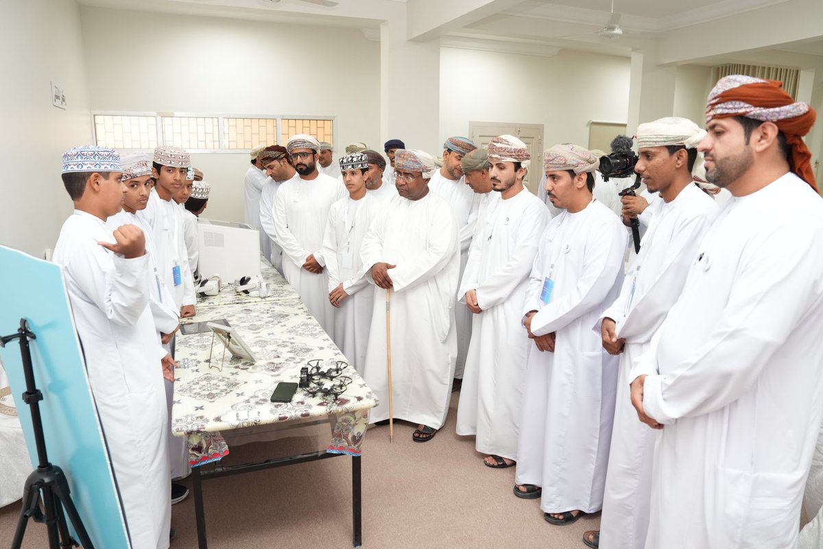 EduGovSsq's tweet photo. رعى أ. عبدالله بن علي الفوري صباح اليوم ملتقى ( الذكاء الاصطناعي نحو تعليم مستدام ) والذي نظمته مدرسة الشيخ عبدالله بن القاسم للتعليم الأساسي بحضور عدد من المسؤولين التربويين ومدراء المدارس والمعلمين ورئيس مجلس الآباء .
يهدف الملتقى إلى ابراز دور ادوات الذكاء الاصطناعي في الممارسات التعليمية وتعزيز خبرات المعلمين في الذكاء الاصطناعي وتوظيفها في المنهاج الدراسي وتسخير ادوات الذكاء الاصطناعي في تصميم دروس محوسبة بشكل احترافي .
وفي كلمة ألقاها أ. عبدالله بن سلطان الهاشمي مدير المدرسة بهذه المناسبة قال فيها : يسعدني ويشرفني أن أرحب بكم جميعًا في هذا الملتقى العلمي المميز تحت عنوان “الذكاء الاصطناعي نحو تعليم مستدام ”، الذي يأتي تجسيدًا لرؤية عمان 2040 ولمواكبة تحولات التقنية الحديثة، واستثمار أدوات الذكاء الاصطناعي في تطوير الممارسات التعليمية ، ومن هذا المنطلق، كان لابد من تحديد اهداف واضحة للملتقى ابرزها توظيف أدوات الذكاء الاصطناعي في الممارسات التعليمية وتعزيز خبرات المعلمين في الذكاء الاصطناعي ، وتمكينهم من دمجه في المناهج الدراسية وتسخير أدوات الذكاء الاصطناعي في تصميم دروس محوسبة احترافية .
وأضاف قائلا : من هذا المنبر لا يسعني إلا أن أشكر مجلس أولياء الأمور ، الذين كانوا وما زالوا شركاء حقيقيين في بناء العملية التعليمية. وإننا نخص بالذكر رئيس المجلس الأستاذ حمد بن فايل العويسي ، الذي جسّد بأفعاله قبل أقواله معنى القيادة المجتمعية الواعية، وأسهم بجهوده في نجاح هذا الملتقى ، كما لا يفوتني في هذا المقام أن أتوجه بخالص الشكر والتقدير إلى الفاضل راعي الحفل على تشريفه لنا، وإلى جميع المشاركين من المؤسسات الحكومية والخاصة على دعمهم وتعاونهم المثمر، وإلى الهيئة الإدارية و التدريسية التي تبذل جهدًا مخلصًا في رعاية طلابنا ، ونسأل الله أن يبارك في هذا الملتقى، وأن يحقق أهدافه المرجوة في نشر المعرفة، وإلهام الأجيال نحو تعليمٍ مستمرٍ ومتجدد.
تضمن برنامج الملتقى على فقرة ترحيبية وتقديم ثلاثة أوراق عمل الأولى تحدثت عن منصة مرايا الابتكار الحائز على جائزة مسابقة هاكتون في جامعة السلطان قابوس قدمها الفاضل محمد بن خالد المطاعني والورقة الثانية بعنوان ماجيك سكول قدمها الأستاذ سعيد بن عامر الستمي معلم تقنية معلومات بمدرسة الطحايم والورقة الثالثة بعنوان الألعاب الذكية في التعليم قدمها الأستاذ علي بن حمد السنيدي  معلم أول لغة انجليزية بمدرسة الإمام عبدالملك بن حميد ، كما صاحب الملتقى زيارة المعرض التقني والذي احتوى على تطبيقات عملية في الذكاء الاصطناعي واختتم الملتقى بالتكريم .
الجدير بالذكر ان الملتقى سيستمر لمدة ثلاثة أيام قادمة ، يستهدف مدارس ولاية جعلان بني بوحسن ، حيث يشارك في الملتقى خمسة عشر مدرسة للبنين والبنات ، لتقديم 12 ورقة علمية متنوعة ، و6 تطبيقات عملية للروبوتات الذكية ، بالإضافة إلى ابتكارين جديدين يسهمان في تطوير العملية التعليمية.
( لمشاهدة صور الملتقى في هذا الرابط )
https://t.co/bLx1NNcLcH

#تعلم_مستدام