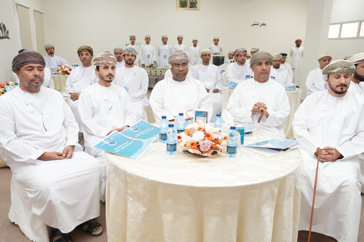 EduGovSsq's tweet photo. رعى أ. عبدالله بن علي الفوري صباح اليوم ملتقى ( الذكاء الاصطناعي نحو تعليم مستدام ) والذي نظمته مدرسة الشيخ عبدالله بن القاسم للتعليم الأساسي بحضور عدد من المسؤولين التربويين ومدراء المدارس والمعلمين ورئيس مجلس الآباء .
يهدف الملتقى إلى ابراز دور ادوات الذكاء الاصطناعي في الممارسات التعليمية وتعزيز خبرات المعلمين في الذكاء الاصطناعي وتوظيفها في المنهاج الدراسي وتسخير ادوات الذكاء الاصطناعي في تصميم دروس محوسبة بشكل احترافي .
وفي كلمة ألقاها أ. عبدالله بن سلطان الهاشمي مدير المدرسة بهذه المناسبة قال فيها : يسعدني ويشرفني أن أرحب بكم جميعًا في هذا الملتقى العلمي المميز تحت عنوان “الذكاء الاصطناعي نحو تعليم مستدام ”، الذي يأتي تجسيدًا لرؤية عمان 2040 ولمواكبة تحولات التقنية الحديثة، واستثمار أدوات الذكاء الاصطناعي في تطوير الممارسات التعليمية ، ومن هذا المنطلق، كان لابد من تحديد اهداف واضحة للملتقى ابرزها توظيف أدوات الذكاء الاصطناعي في الممارسات التعليمية وتعزيز خبرات المعلمين في الذكاء الاصطناعي ، وتمكينهم من دمجه في المناهج الدراسية وتسخير أدوات الذكاء الاصطناعي في تصميم دروس محوسبة احترافية .
وأضاف قائلا : من هذا المنبر لا يسعني إلا أن أشكر مجلس أولياء الأمور ، الذين كانوا وما زالوا شركاء حقيقيين في بناء العملية التعليمية. وإننا نخص بالذكر رئيس المجلس الأستاذ حمد بن فايل العويسي ، الذي جسّد بأفعاله قبل أقواله معنى القيادة المجتمعية الواعية، وأسهم بجهوده في نجاح هذا الملتقى ، كما لا يفوتني في هذا المقام أن أتوجه بخالص الشكر والتقدير إلى الفاضل راعي الحفل على تشريفه لنا، وإلى جميع المشاركين من المؤسسات الحكومية والخاصة على دعمهم وتعاونهم المثمر، وإلى الهيئة الإدارية و التدريسية التي تبذل جهدًا مخلصًا في رعاية طلابنا ، ونسأل الله أن يبارك في هذا الملتقى، وأن يحقق أهدافه المرجوة في نشر المعرفة، وإلهام الأجيال نحو تعليمٍ مستمرٍ ومتجدد.
تضمن برنامج الملتقى على فقرة ترحيبية وتقديم ثلاثة أوراق عمل الأولى تحدثت عن منصة مرايا الابتكار الحائز على جائزة مسابقة هاكتون في جامعة السلطان قابوس قدمها الفاضل محمد بن خالد المطاعني والورقة الثانية بعنوان ماجيك سكول قدمها الأستاذ سعيد بن عامر الستمي معلم تقنية معلومات بمدرسة الطحايم والورقة الثالثة بعنوان الألعاب الذكية في التعليم قدمها الأستاذ علي بن حمد السنيدي  معلم أول لغة انجليزية بمدرسة الإمام عبدالملك بن حميد ، كما صاحب الملتقى زيارة المعرض التقني والذي احتوى على تطبيقات عملية في الذكاء الاصطناعي واختتم الملتقى بالتكريم .
الجدير بالذكر ان الملتقى سيستمر لمدة ثلاثة أيام قادمة ، يستهدف مدارس ولاية جعلان بني بوحسن ، حيث يشارك في الملتقى خمسة عشر مدرسة للبنين والبنات ، لتقديم 12 ورقة علمية متنوعة ، و6 تطبيقات عملية للروبوتات الذكية ، بالإضافة إلى ابتكارين جديدين يسهمان في تطوير العملية التعليمية.
( لمشاهدة صور الملتقى في هذا الرابط )
https://t.co/bLx1NNcLcH

#تعلم_مستدام