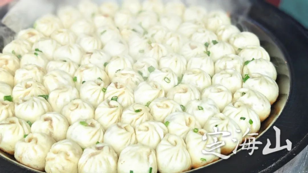 DaishanVibes's tweet image. Piping hot Sheng Jian Bao, sizzling youtiao, and the irresistible aroma of freshly baked shaobing… As the Spring Festival holiday comes to an end, breakfast shops in Dinghai are back in full swing, filling the streets with warmth and flavor. #BackToBusiness